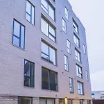 Beautiful 2-Bed Wbalcony In North Harbour