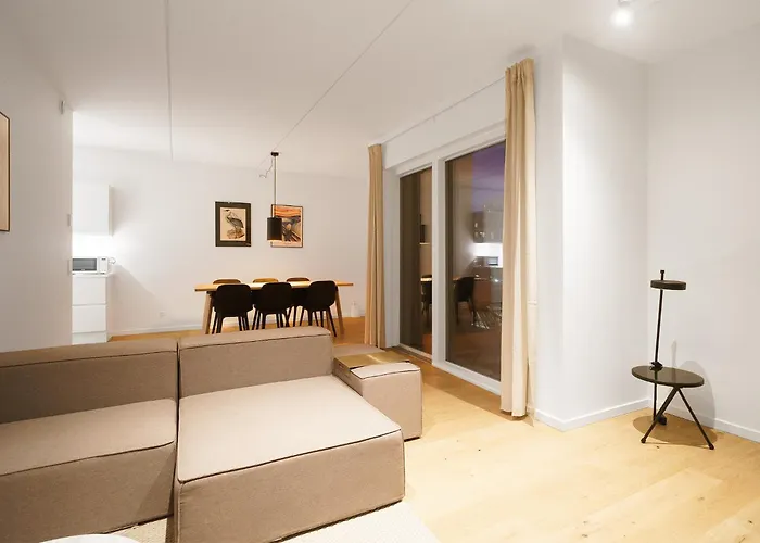 Beautiful 2-Bed Wbalcony In North Harbour